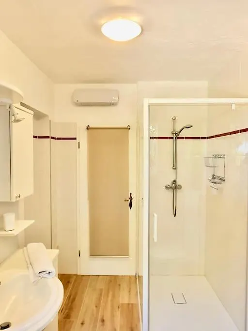 Villa 4 Etoiles , Lou Mistralou , Mer A 400 Metres, Ete Du Dimanche Au Dimanche Saint-Peire-sur-Mer 0*,  France